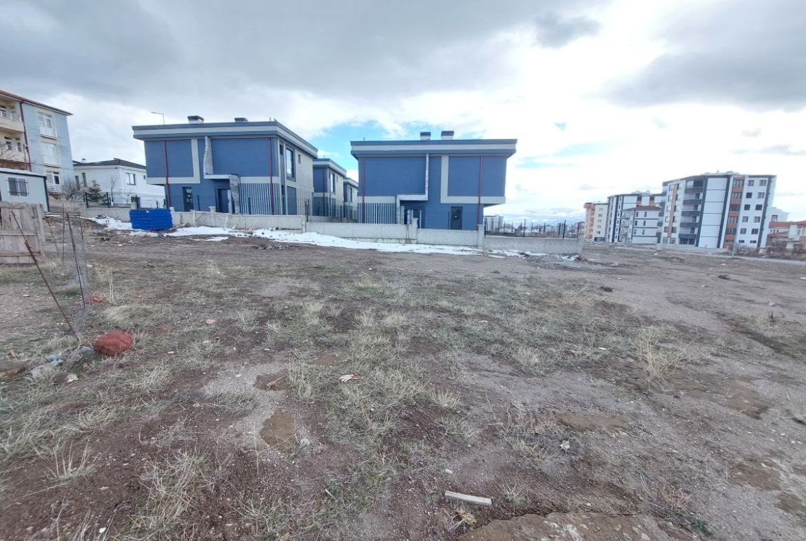Erkilet General Emir Mah. de Satılık 659 m2 Villa Parseli