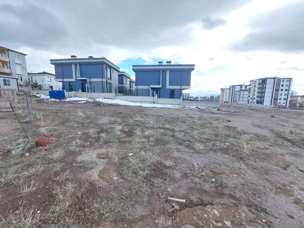 Erkilet General Emir Mah. de Satılık 659 m2 Villa Parseli