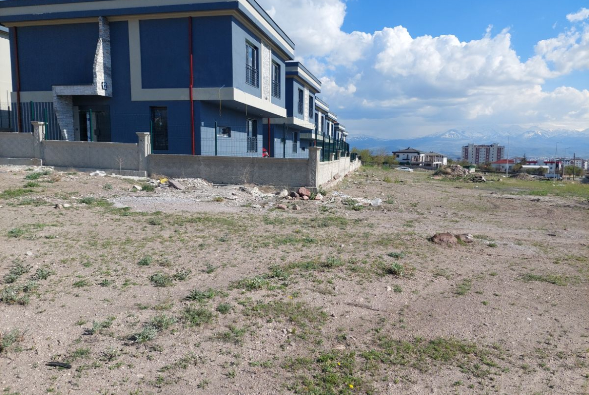 Erkilet General Emir Mah. de Satılık 659 m2 Villa Parseli