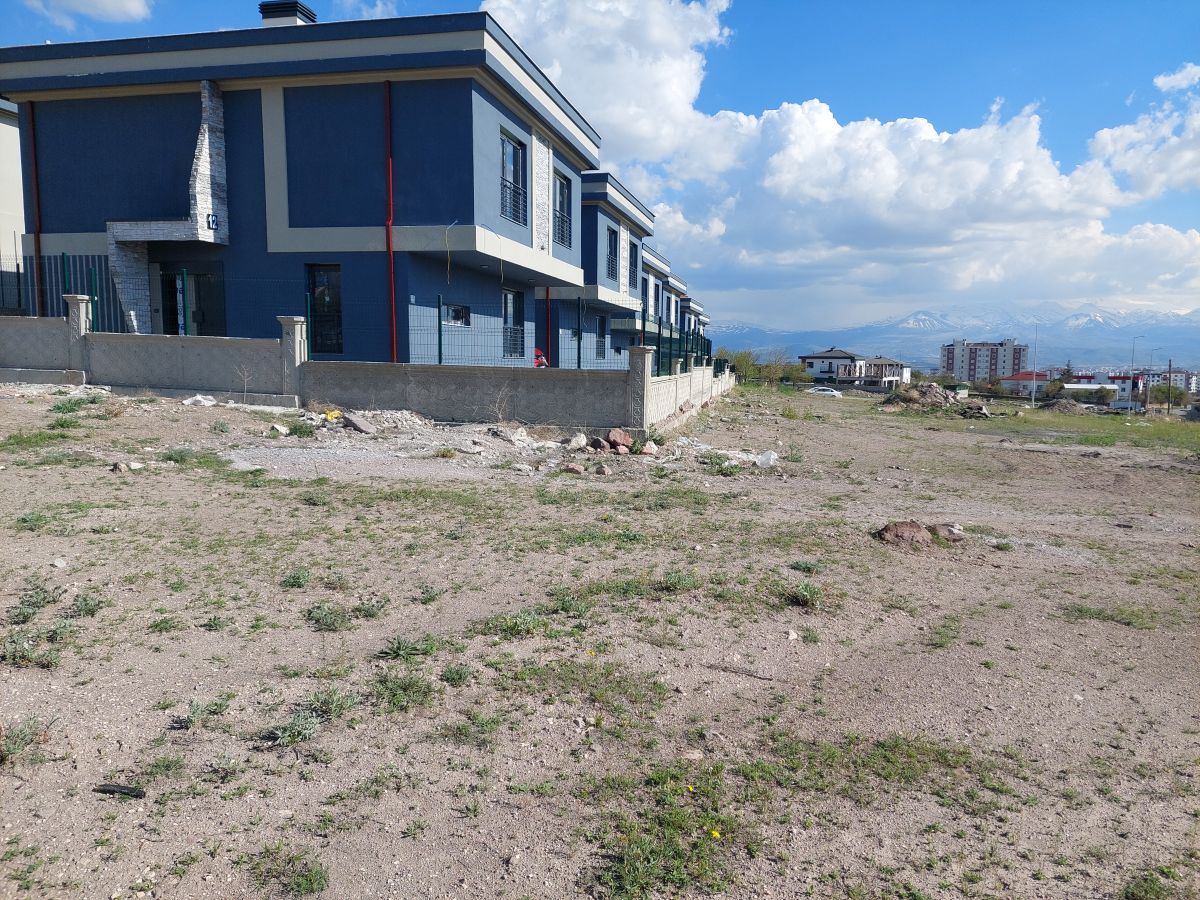 Erkilet General Emir Mah. de Satılık 659 m2 Villa Parseli
