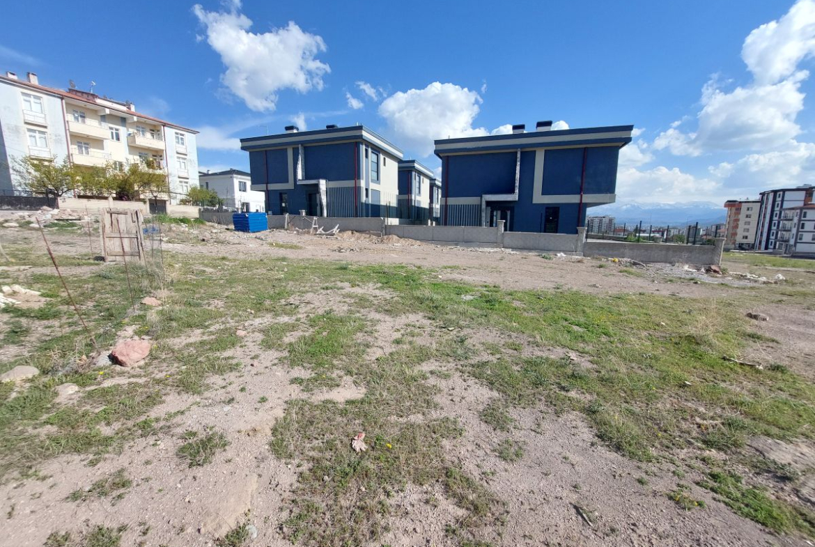 Erkilet General Emir Mah. de Satılık 659 m2 Villa Parseli