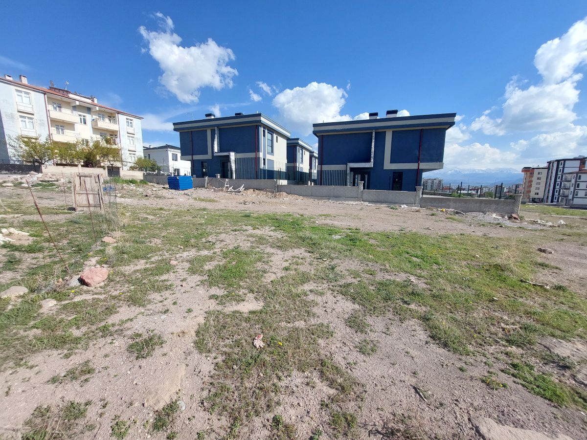 Erkilet General Emir Mah. de Satılık 659 m2 Villa Parseli
