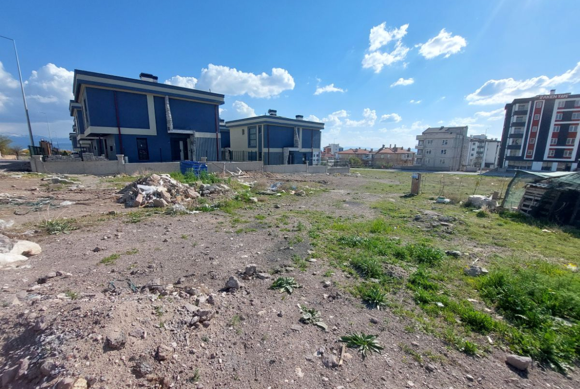 Erkilet General Emir Mah. de Satılık 659 m2 Villa Parseli
