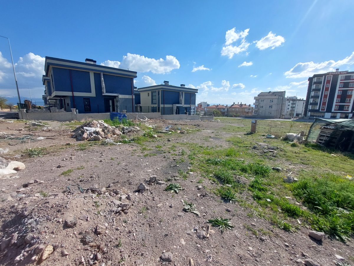 Erkilet General Emir Mah. de Satılık 659 m2 Villa Parseli
