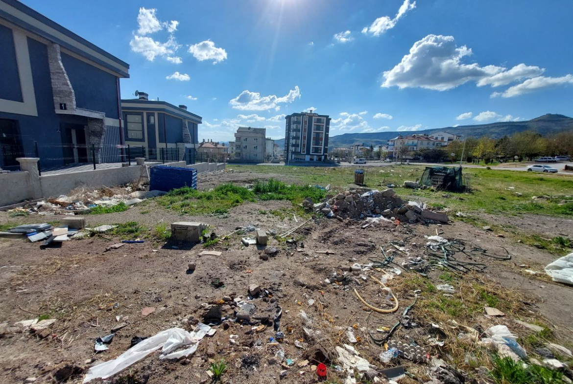 Erkilet General Emir Mah. de Satılık 659 m2 Villa Parseli