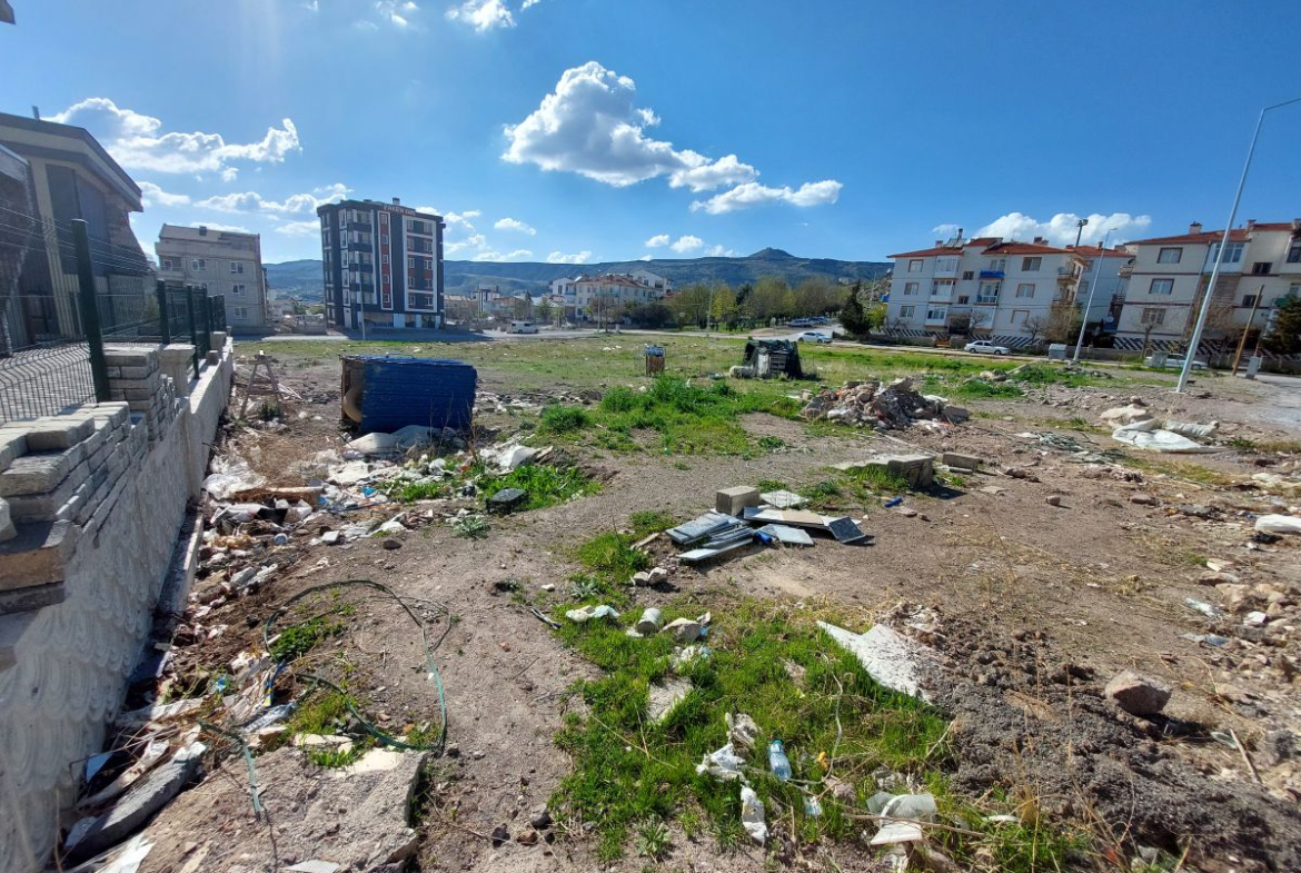 Erkilet General Emir Mah. de Satılık 659 m2 Villa Parseli