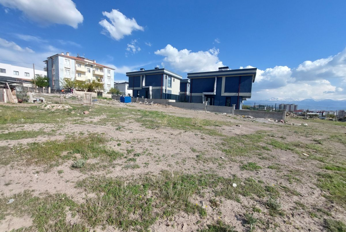 Erkilet General Emir Mah. de Satılık 659 m2 Villa Parseli
