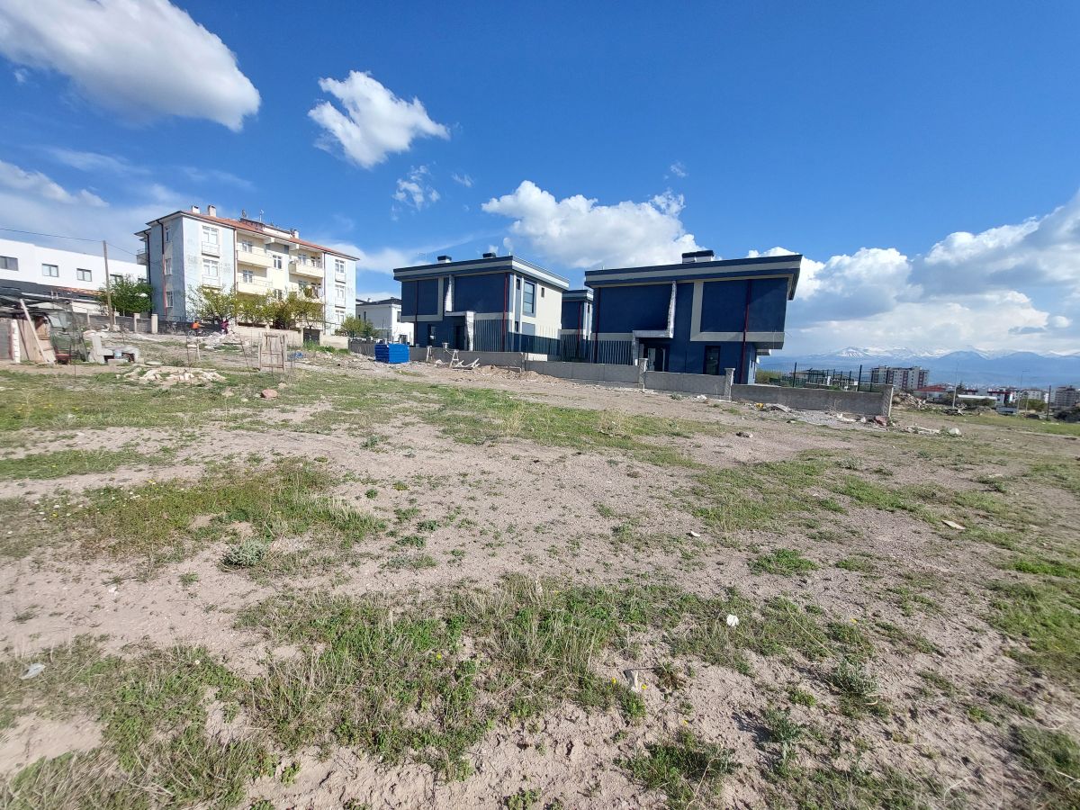 Erkilet General Emir Mah. de Satılık 659 m2 Villa Parseli