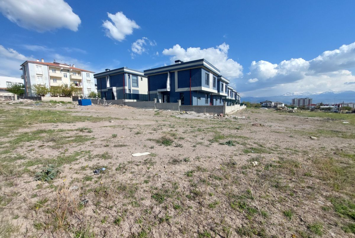 Erkilet General Emir Mah. de Satılık 659 m2 Villa Parseli