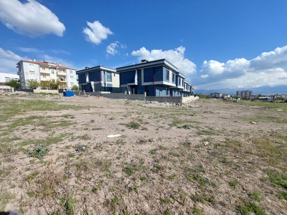 Erkilet General Emir Mah. de Satılık 659 m2 Villa Parseli