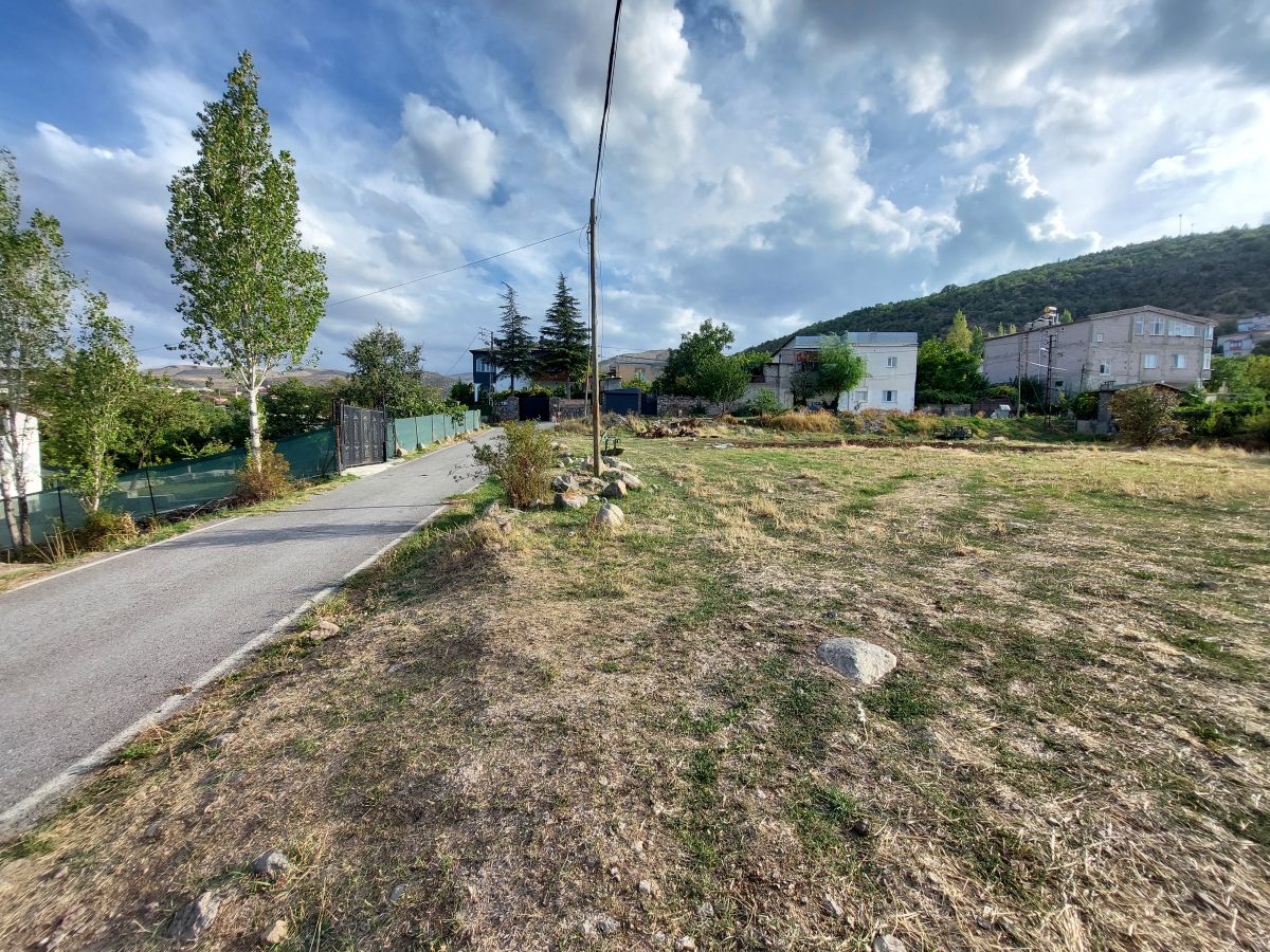 Kıranardı Mah. de Park Cepheli 947 m2 Köşe Villa Parseli