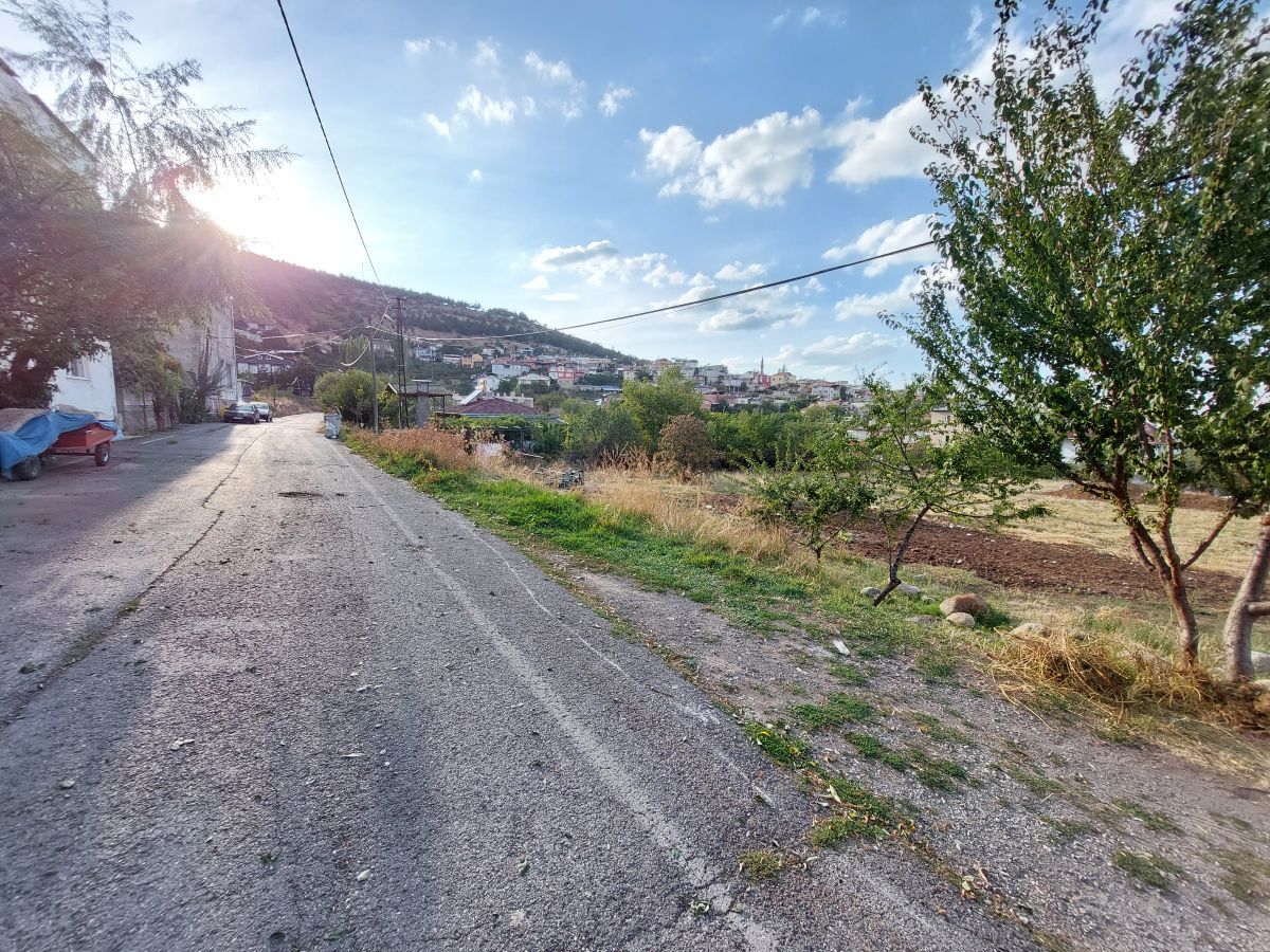 Kıranardı Mah. de Park Cepheli 947 m2 Köşe Villa Parseli