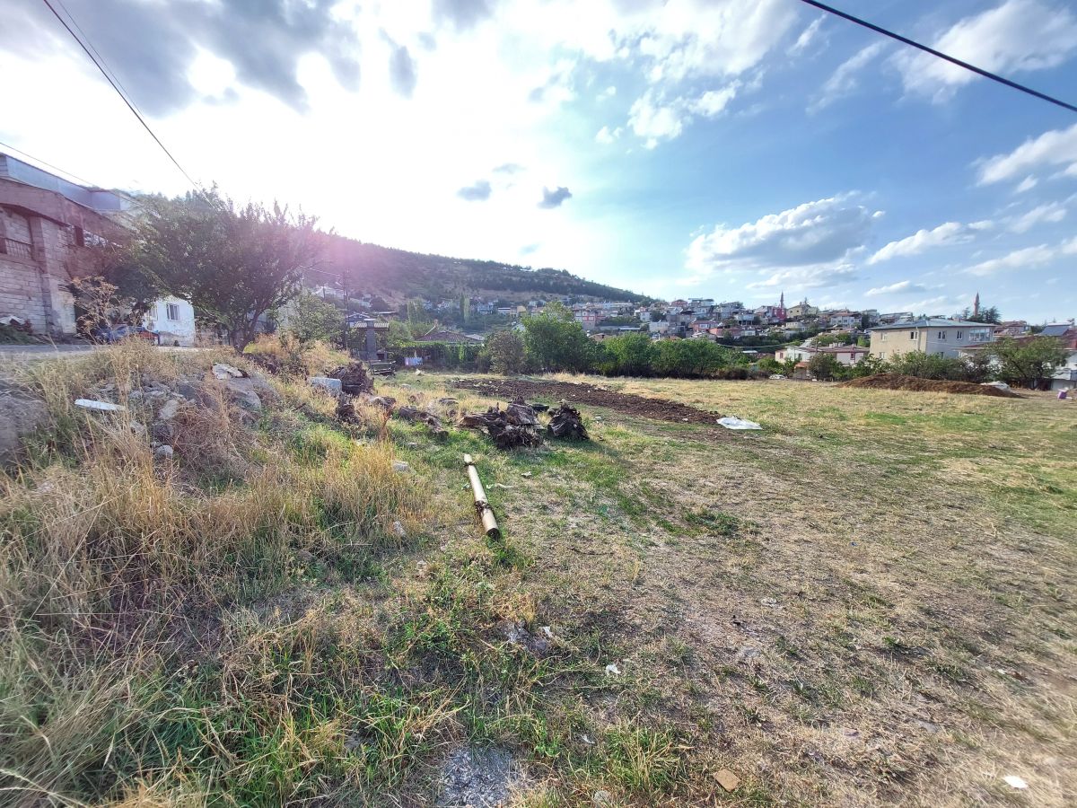 Kıranardı Mah. de Park Cepheli 947 m2 Köşe Villa Parseli