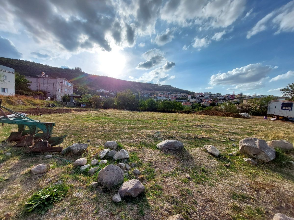 Kıranardı Mah. de Park Cepheli 947 m2 Köşe Villa Parseli