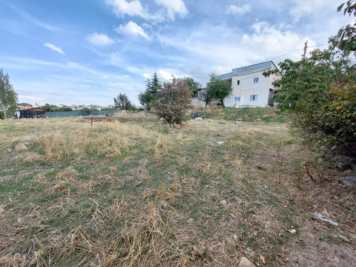 Kıranardı Mah. de Park Cepheli 947 m2 Köşe Villa Parseli