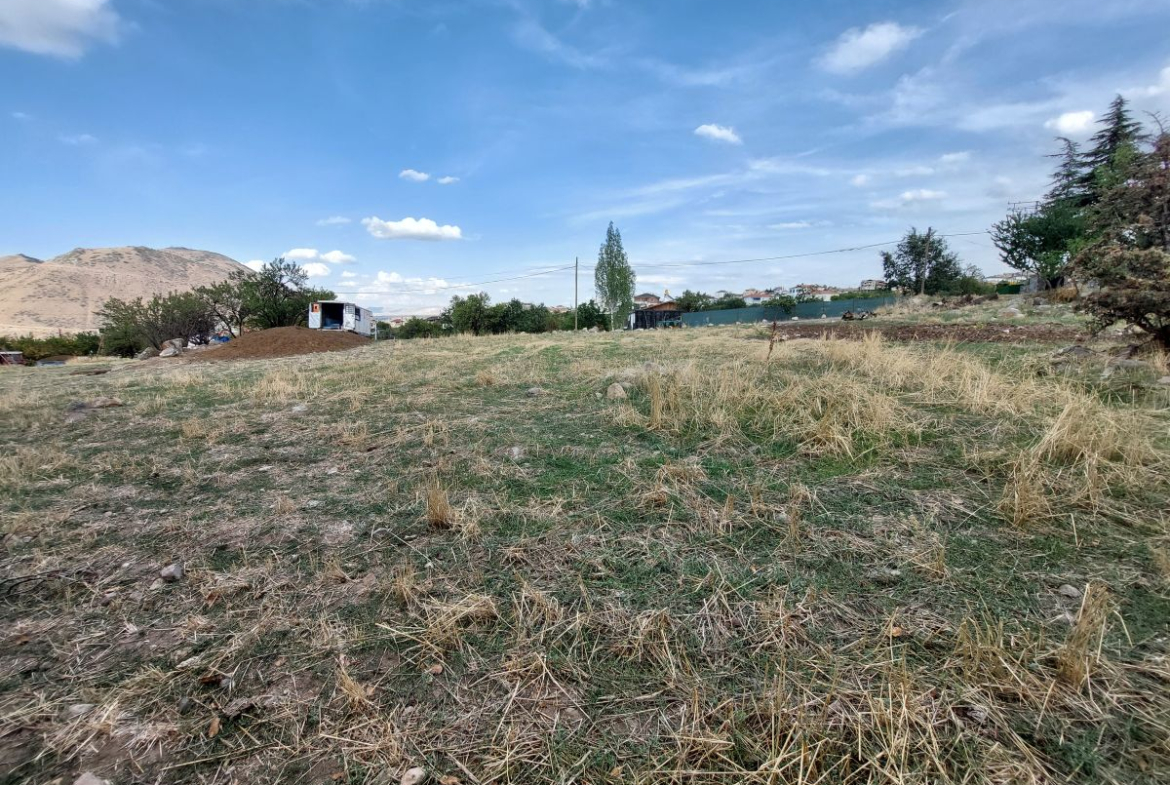 Kıranardı Mah. de Park Cepheli 947 m2 Köşe Villa Parseli