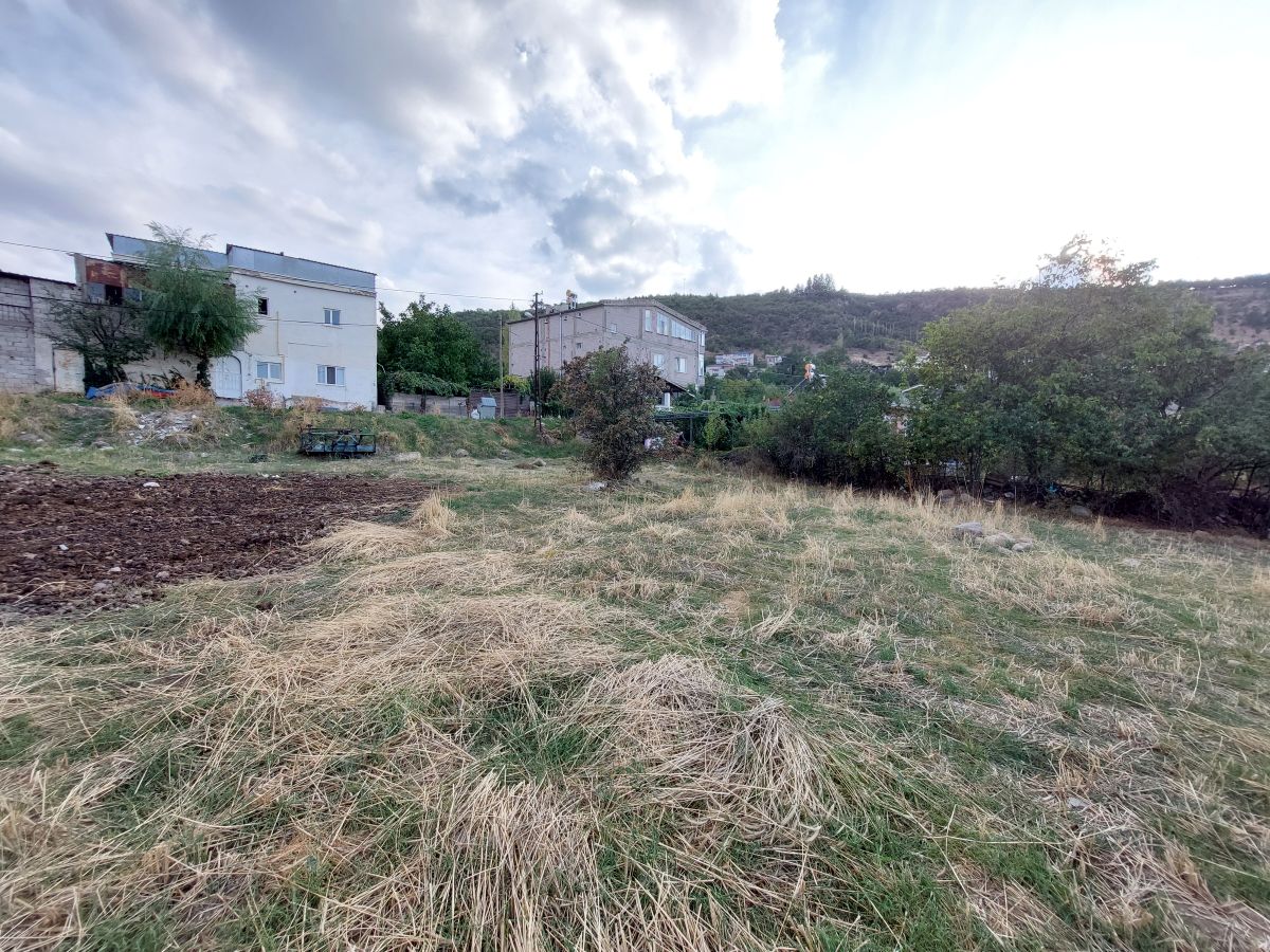 Kıranardı Mah. de Park Cepheli 947 m2 Köşe Villa Parseli