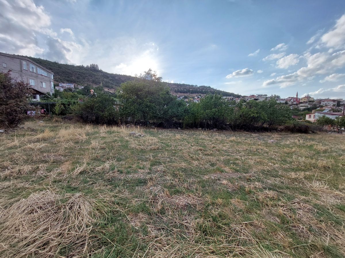 Kıranardı Mah. de Park Cepheli 947 m2 Köşe Villa Parseli
