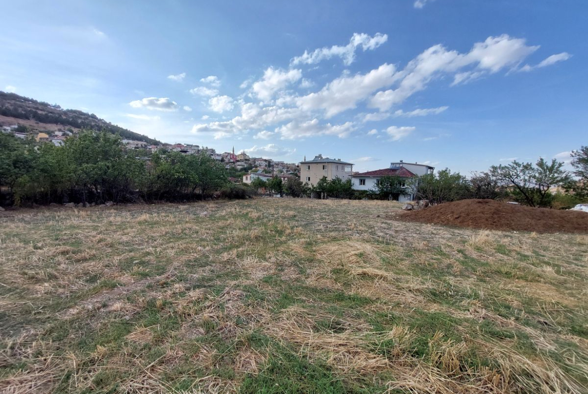 Kıranardı Mah. de Park Cepheli 947 m2 Köşe Villa Parseli
