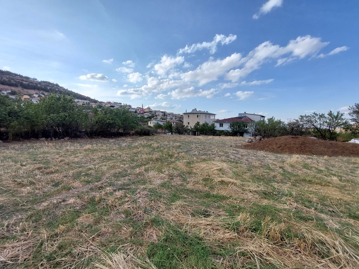 Kıranardı Mah. de Park Cepheli 947 m2 Köşe Villa Parseli