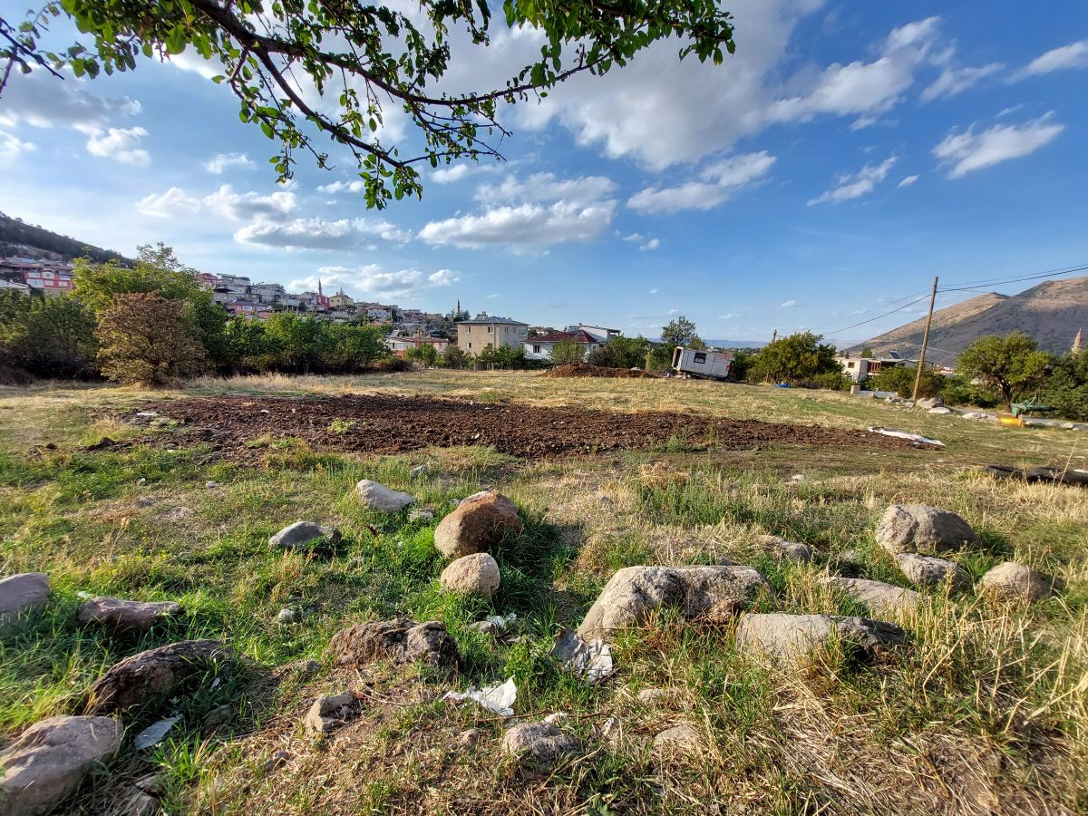 Kıranardı Mah. de Park Cepheli 947 m2 Köşe Villa Parseli