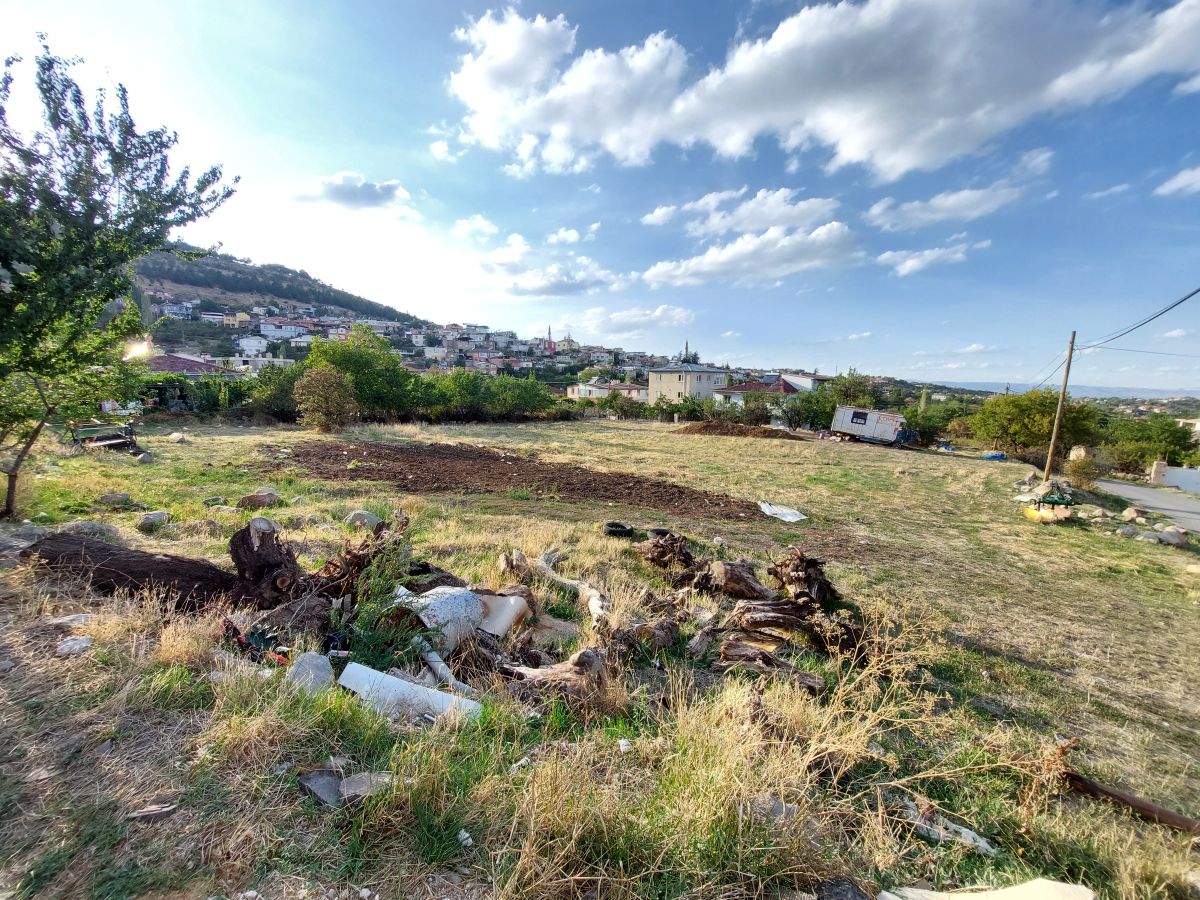 Kıranardı Mah. de Park Cepheli 947 m2 Köşe Villa Parseli