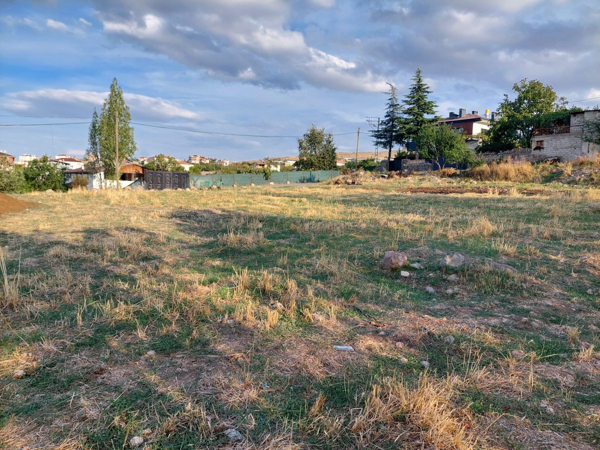 Kıranardı Mah. de Park Cepheli 947 m2 Köşe Villa Parseli