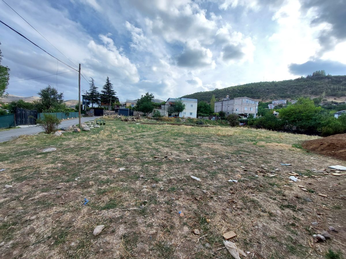 Kıranardı Mah. de Yol Cepheli 880 m2 Köşe Villa Parseli