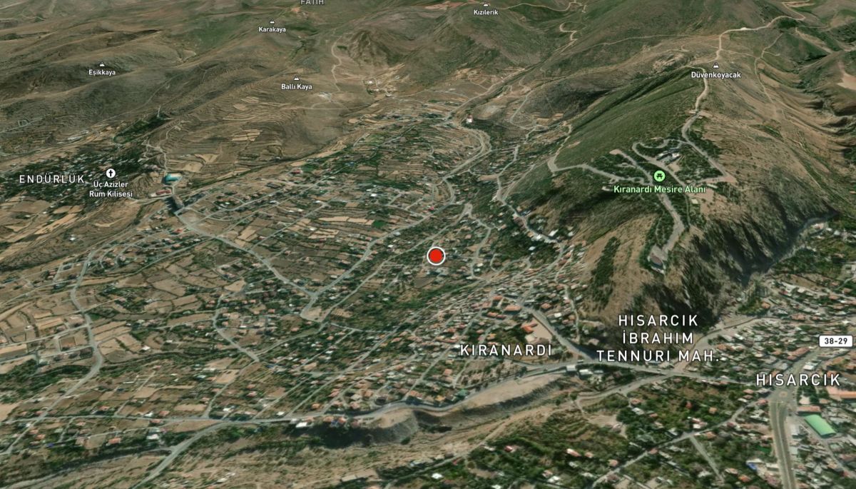 Kıranardı Mah. de Yol Cepheli 880 m2 Köşe Villa Parseli